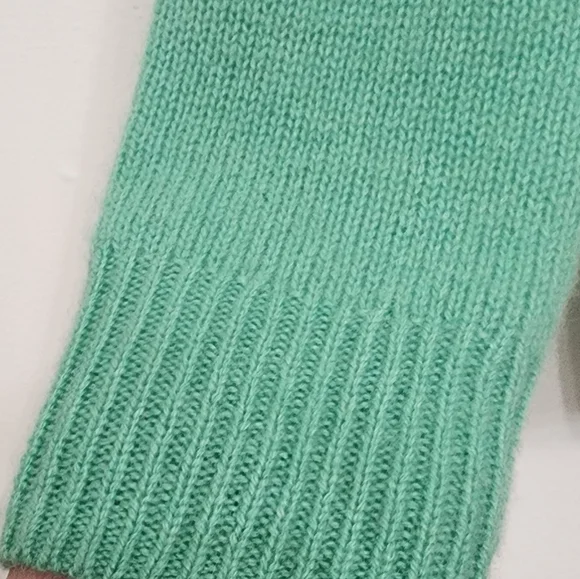 C by Bloomingdale's NWT Fern Green 100% Cashmere V-Neck Sweater - Small - Picture 4 of 6